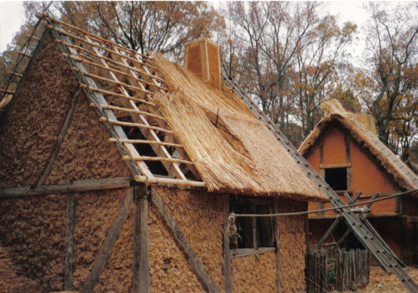 housing:natural_building_methods:thatch_roofing:thatch-being-installed-13.jpg