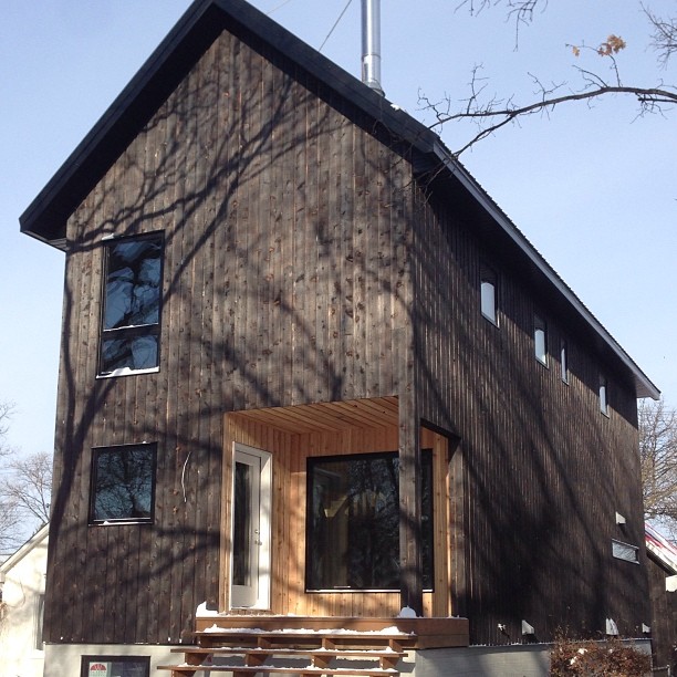 housing:natural_building_methods:shou_sugi_ban:burnt_siding_house.jpg